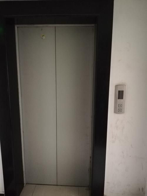 电梯开关哪个是开门哪个关门