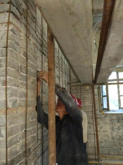 怎样加固倾斜的砖墙