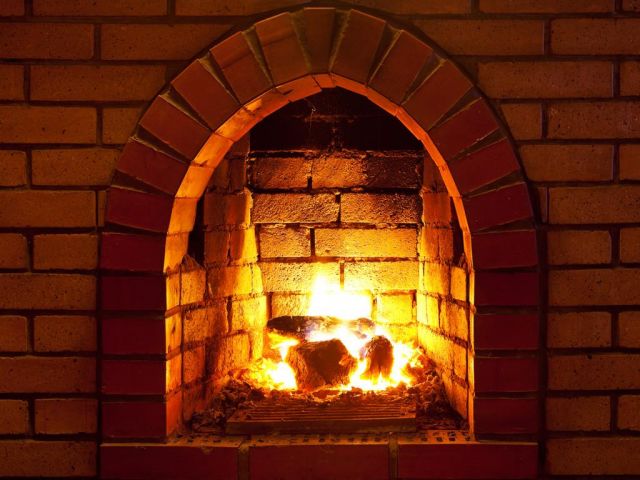 首先选择隔火耐热的耐火砖和水泥砌墙,砌一个壁炉的雏形出来;然后选择
